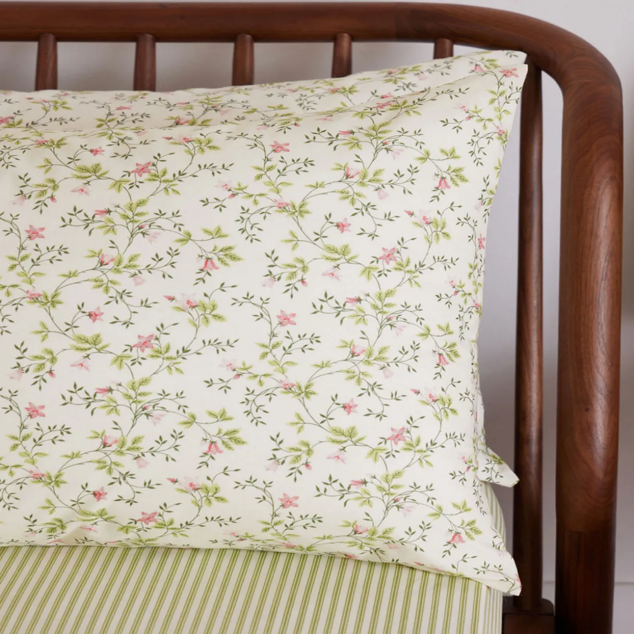 180 Thread Count Dainty Lily Pillowcase Set