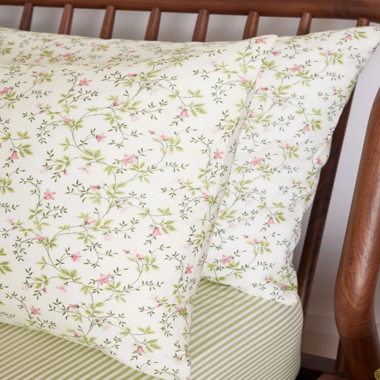 180 Thread Count Dainty Lily Pillowcase Set