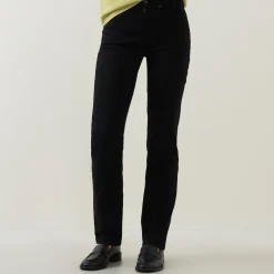 An Mid-Rise Slim Leg Jeans