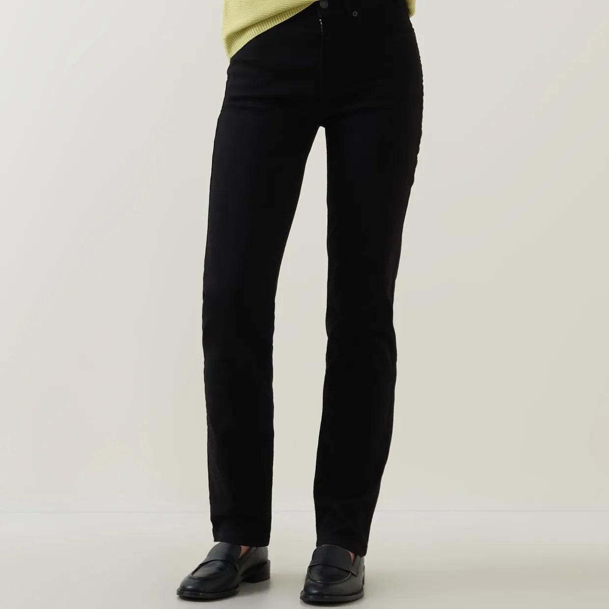 An Mid-Rise Slim Leg Jeans