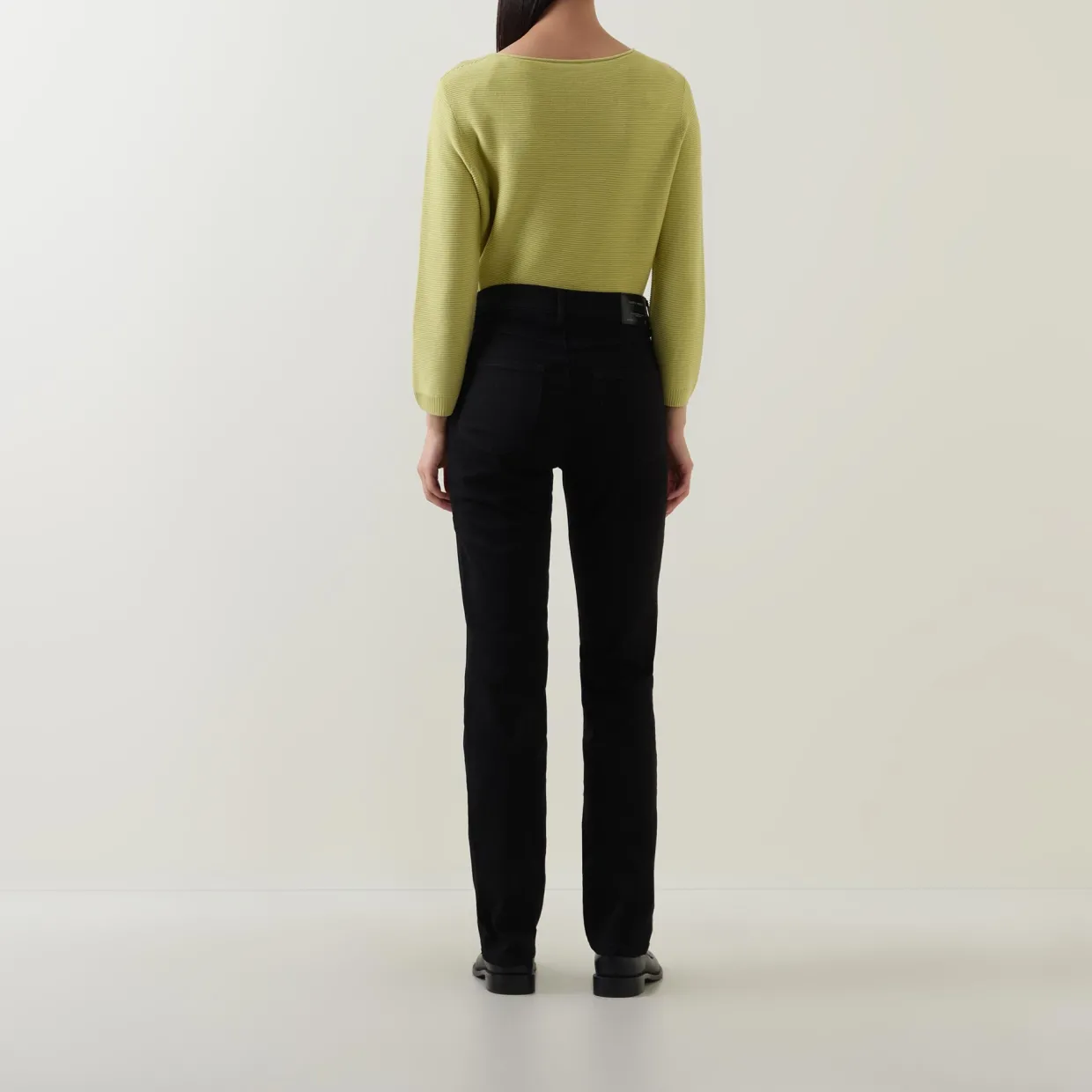 An Mid-Rise Slim Leg Jeans