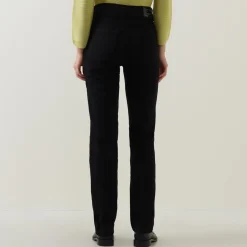 An Mid-Rise Slim Leg Jeans