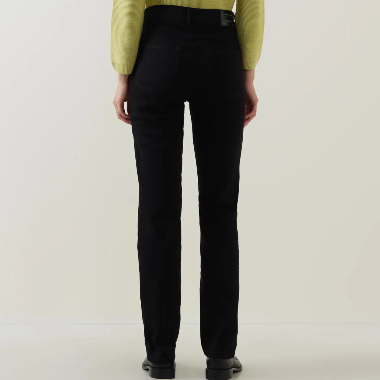 An Mid-Rise Slim Leg Jeans