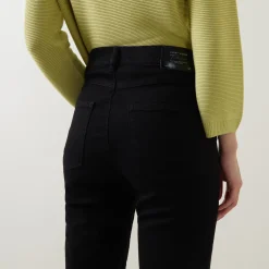 An Mid-Rise Slim Leg Jeans