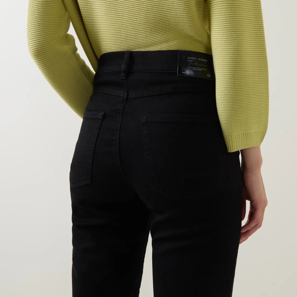 An Mid-Rise Slim Leg Jeans
