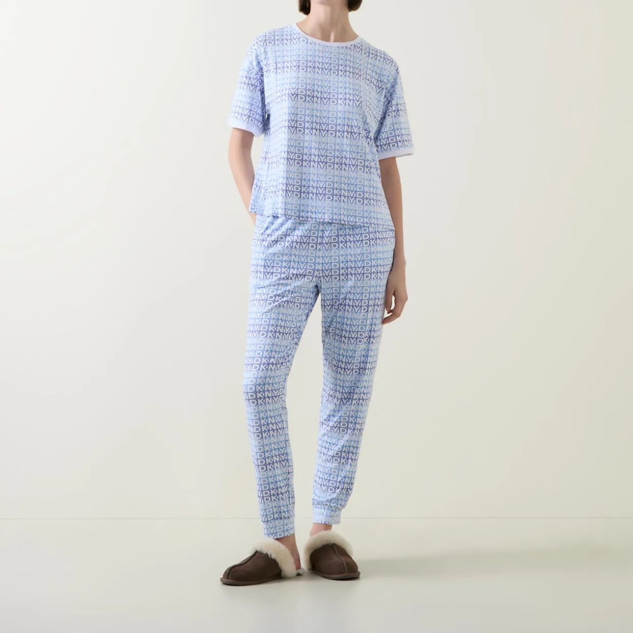 Logo T-Shirt & Bottoms Pyjama Set
