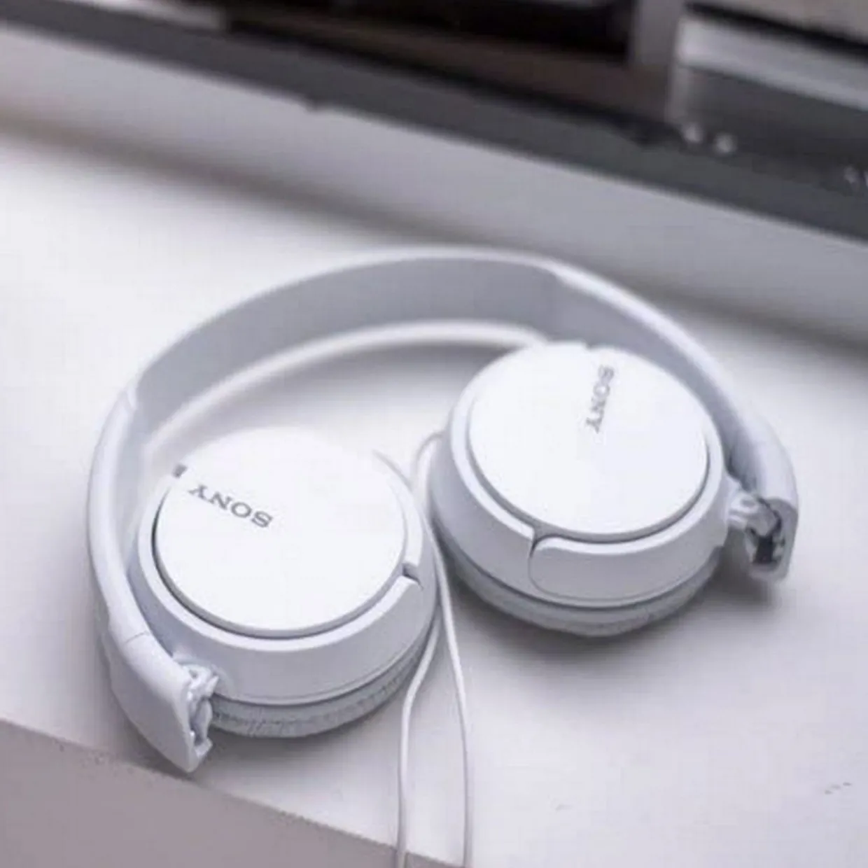 Supra Aural Closed Ear Headphones White